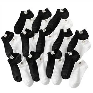 Farbenfrohe gestapelte Logo-Nähetiketten-Socken